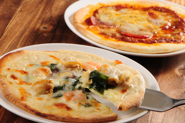 北海道産チーズを使ったピザ (ミート・海鮮　各15cm×3枚)