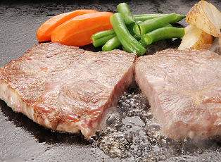 【大阪】やわらかサーロィンステーキ(国産黒毛和牛の牛脂使用加工肉)　1㎏(約5～7枚)