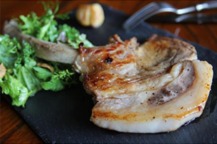 富士ヶ嶺ポークの骨付き豚ロース tomahawk steak